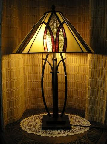 Stijlvolle Tiffany tafellamp met aparte bijpassende voet beschikbaar voor biedingen