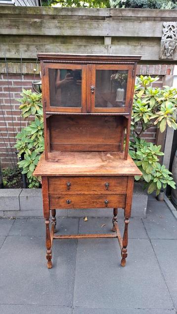 Antieke Houten Kast met Glazen Deurtjes beschikbaar voor biedingen