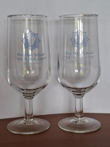 Twee bierglazen met oud embleem gemeentepolitie  beschikbaar voor biedingen