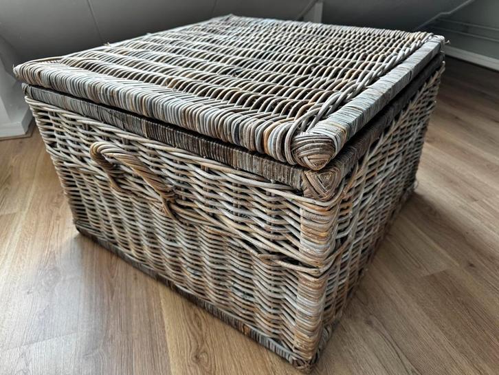 Grote rieten mand, Huis en Inrichting, Woonaccessoires | Schalen en Manden, Zo goed als nieuw, Mand, Vierkant, Riet, Ophalen