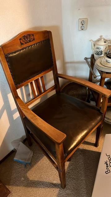 Mooie oude houten stoel met leer bekleed 