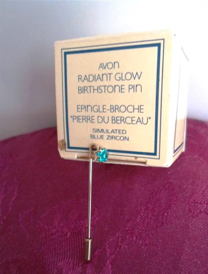 AVON Pin Birthstone Blue Zircon. Sterrenbeeld Kreeft., Sieraden, Tassen en Uiterlijk, Broches, Nieuw, Overige materialen, Blauw