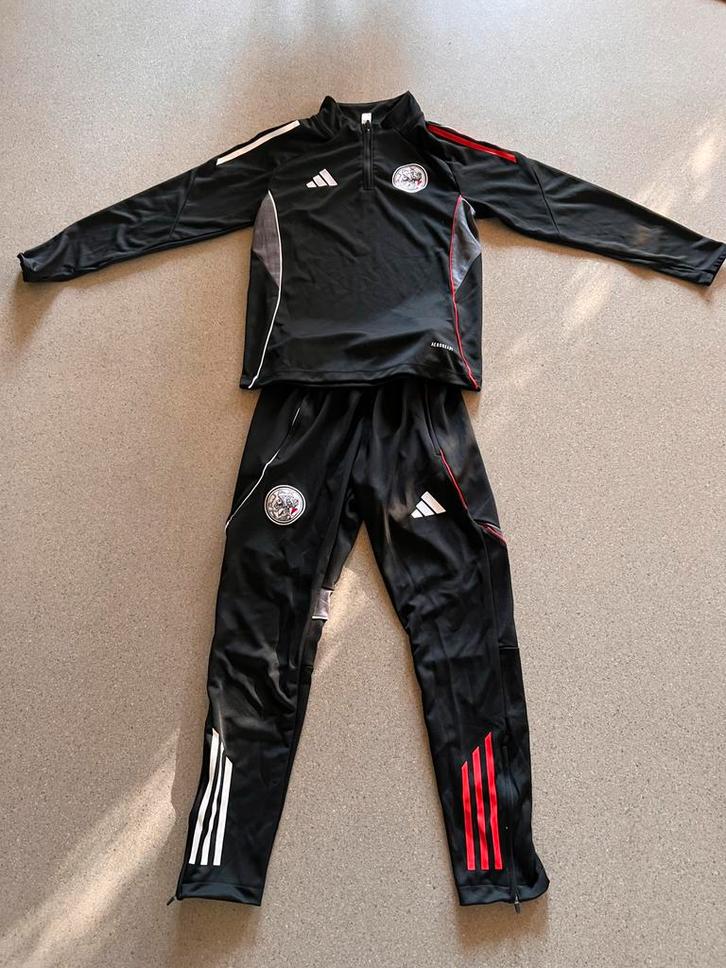 Ajax Kinderen Trainingspak 25/26 - Maat 14 (9-10 jaar), Kleding | Heren, Sportkleding, Nieuw, Voetbal, Overige maten, Zwart, Ophalen of Verzenden