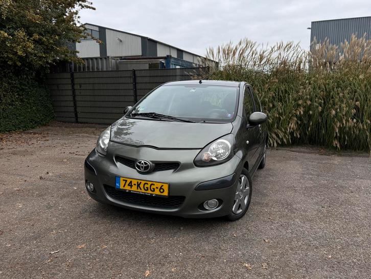Toyota Aygo 2010, Auto's, Toyota, Bedrijf, Benzine, A, Hatchback, Handgeschakeld, Origineel Nederlands, Groen, Zwart, Voorwielaandrijving