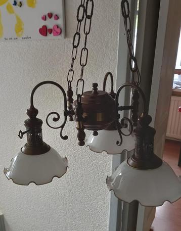 klassieke bruine hanglamp met 3 glazen kapjes beschikbaar voor biedingen