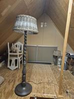 Vloerlamp met gevlochten kap, Huis en Inrichting, Lampen | Vloerlampen, Ophalen, Hout, Gebruikt, Landelijk