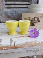 2 Pastelgele eierdopjes van melkglas, Ophalen of Verzenden