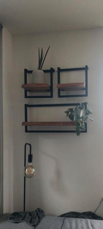 Massief houten wandplankjes beschikbaar voor biedingen