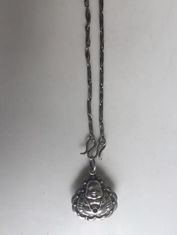 Zilver ketting beschikbaar voor biedingen