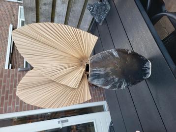 Gave aluminium vaas met twee droge palmbladeren beschikbaar voor biedingen