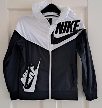 NIKE Windbreaker jasje zwart wit maat 128–134 artnr 49834 beschikbaar voor biedingen