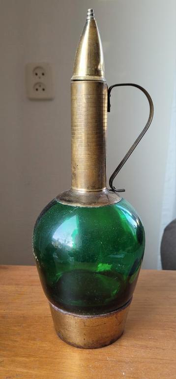 Antiek groen glazen drankfles beschikbaar voor biedingen