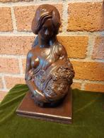 Bronskleurig stenen beeld vrouwenfiguur met bloemenmand., Antiek en Kunst, Kunst | Beelden en Houtsnijwerken, Verzenden