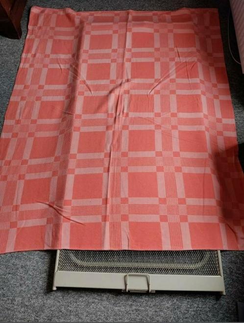 Deken,Bedden,Zalm,Roze,Blauw,1960,Bed,Scheerwol,RETRO,stof, Huis en Inrichting, Woonaccessoires | Plaids en Woondekens, Zo goed als nieuw