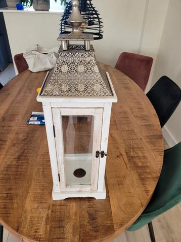 T.k. wit houten windlantaarn

Met deurtje

 beschikbaar voor biedingen