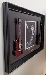 Angus Young ACDC twee miniatuur gitaren op lijst wanddeco, Verzamelen, Muziek, Artiesten en Beroemdheden, Info@deconoord.nl, Deco Noord