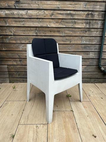 6 Witte Tuinstoelen – Stapelbaar & Luxe Uitstraling beschikbaar voor biedingen