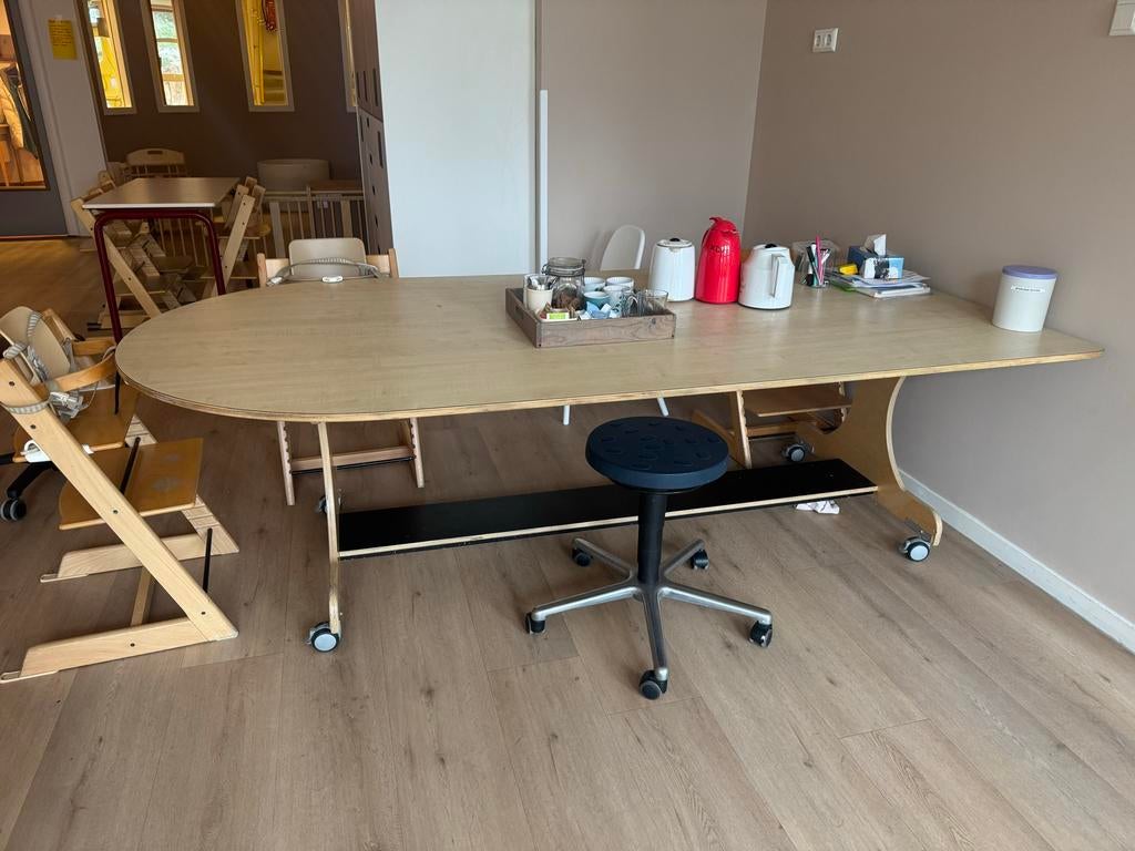 Grote verrijdbare kinderopvang tafel, Kinderen en Baby's, Kinderkamer | Inrichting en Decoratie, Gebruikt, Ophalen