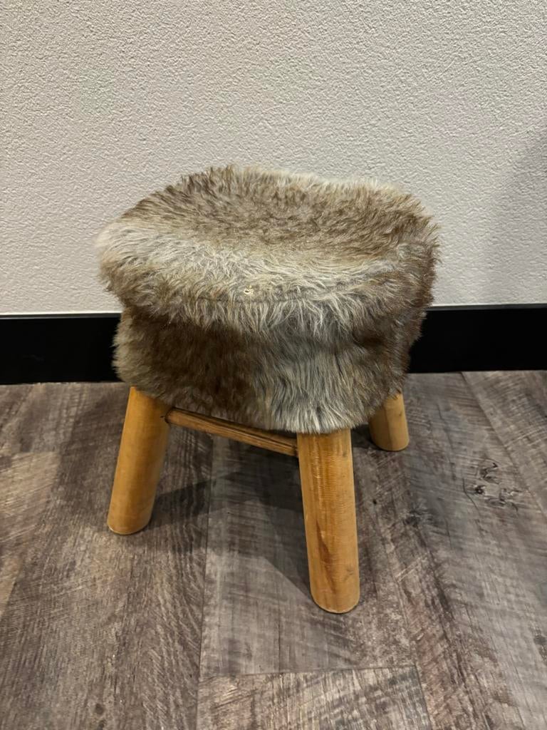 Houten krukje met vacht - decoratief en netjes, Ophalen, Bruin, Zo goed als nieuw, Eén