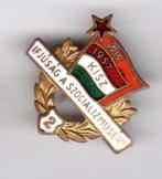 BROCHE 1919 1957 Hongaarse Communistische Jeugdbond KISZ (A5, Verzamelen, Speldjes, Pins en Buttons, Verzenden, Gebruikt, Overige onderwerpen