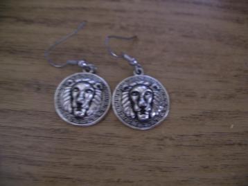 Een paar mooie Zilverkleurige Leeuwenkop Oorbellen beschikbaar voor biedingen