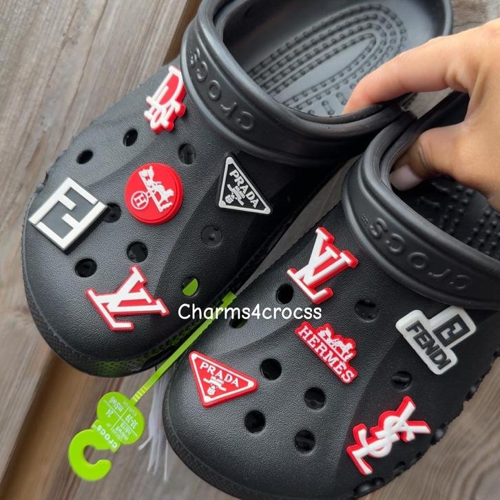Crocs met leuke charms!, Kleding | Dames, Schoenen, Nieuw, Slippers, Zwart, Ophalen