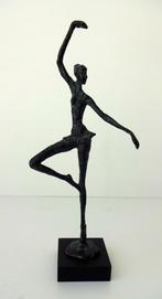 Bronzen beeldje van ballerina met omhoog geheven arm 3852-b, Antiek en Kunst, Ophalen of Verzenden, Brons