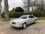 Mercedes E240 automaat  New Apk 2-2027 leer bekleding, Auto's, Mercedes-Benz, Automaat, Zwart, Leder, Sedan