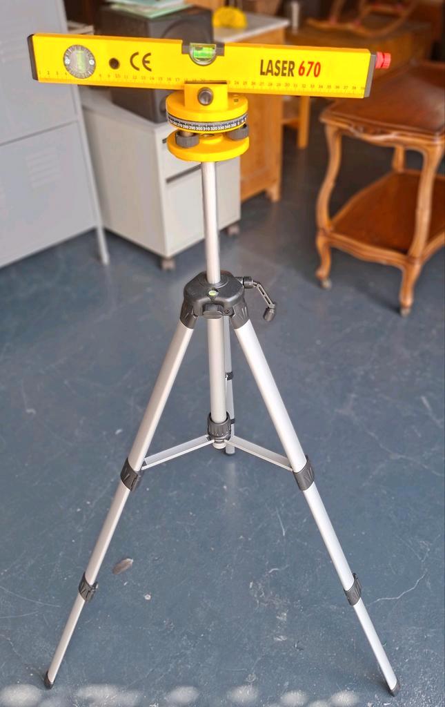 Laser 670 Waterpas met Statief, Doe-het-zelf en Verbouw, Meetapparatuur, Gebruikt, Overige meters, Ophalen of Verzenden