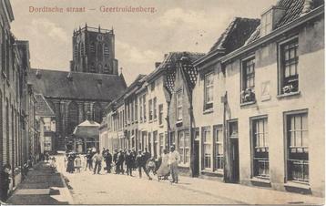 Geertruidenberg (N.Br.) Dordtsche straat, veel Volk, 1915