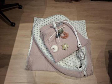 Babynestje + boxkleed + wikkeldoek + Deken + boxmobiel set beschikbaar voor biedingen