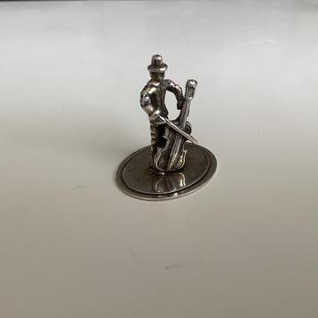 Zilver miniatuur van een cellist. beschikbaar voor biedingen