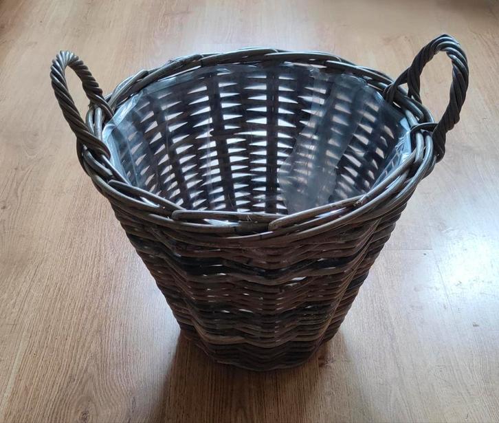 Nieuwe rieten mand met handvatten NU VOORDELIGE VERZENDDAGEN, Huis en Inrichting, Woonaccessoires | Schalen en Manden, Nieuw, Mand