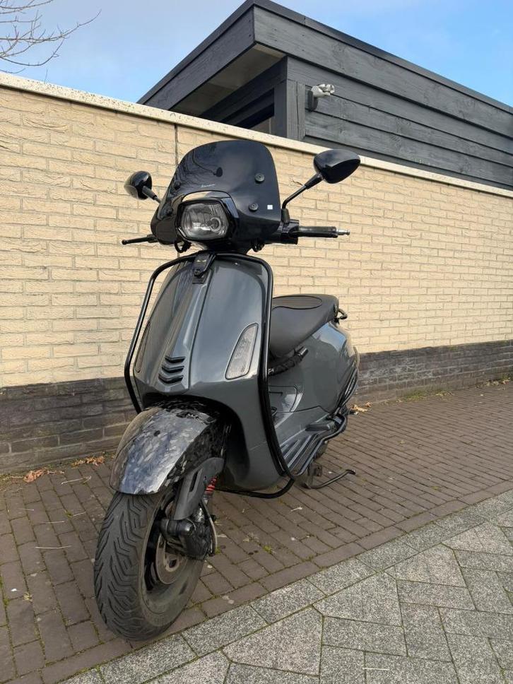 Vespa Sprint - Akrapovic - SIP teller - Geel, Fietsen en Brommers, Scooters | Vespa, Gebruikt, Vespa S, Maximaal 45 km/u, Benzine