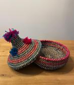 Leuke Marokkaanse berber bohemian Ibiza pom pom mand, Huis en Inrichting, Nieuw, Mand, Ophalen of Verzenden