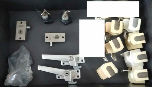 Partij hang en sluitwerk zie de foto's -hoeft niet in 1 koop, Doe-het-zelf en Verbouw, Hang- en Sluitwerk, Gebruikt, Slot, Ophalen