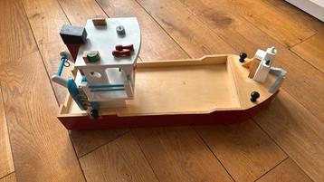 Houten containerschip met hijskraan en vrachtwagen beschikbaar voor biedingen