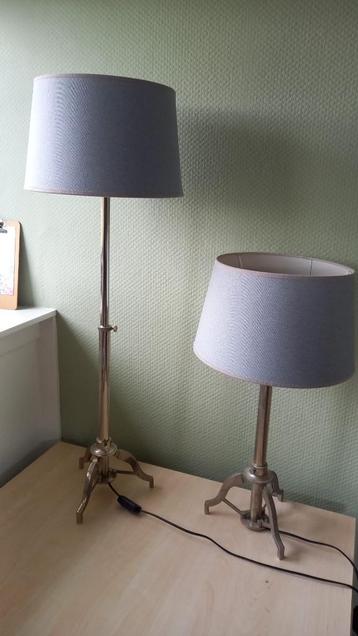 Vloer-of tafellampen in hoogte verstelbaar, kap is blauw beschikbaar voor biedingen