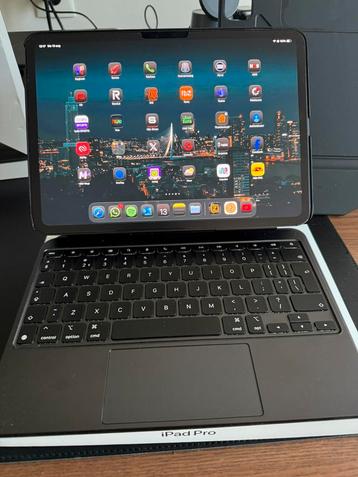 iPad Pro M4 256GB 11inch (5G) + Magic Keyboard en Moft folio beschikbaar voor biedingen