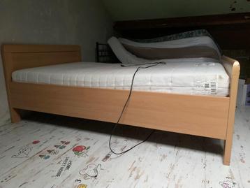 Elektrisch verstelbaar bed 200x120 met nachtkastje beschikbaar voor biedingen