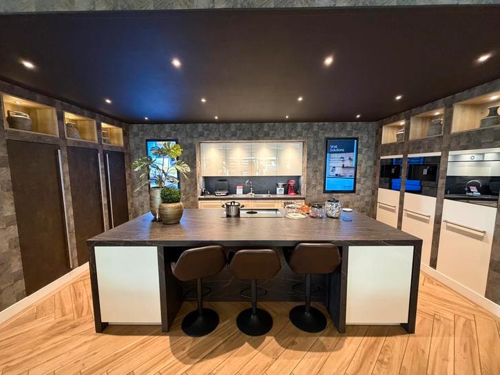 Showroom keuken voor maar €16.500,-, Huis en Inrichting, Keuken | Complete keukens, Zo goed als nieuw, Overige typen, Wit, Overige materialen