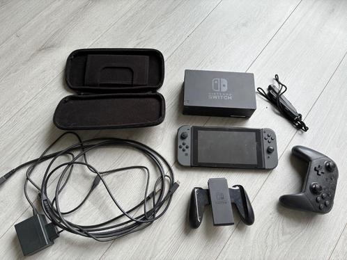 Nintendo switch (1) en Pro controller, Spelcomputers en Games, Spelcomputers | Nintendo Switch, Gebruikt, Switch Original, Met 1 controller