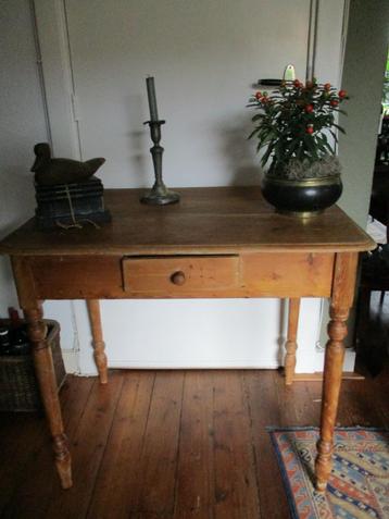 Antiek grenen tafeltje beschikbaar voor biedingen