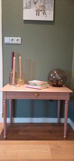 Bijzettafeltje in ‘pink clay’ met oud gouden details, Huis en Inrichting, Tafels | Bijzettafels, 45 tot 60 cm, Ophalen of Verzenden