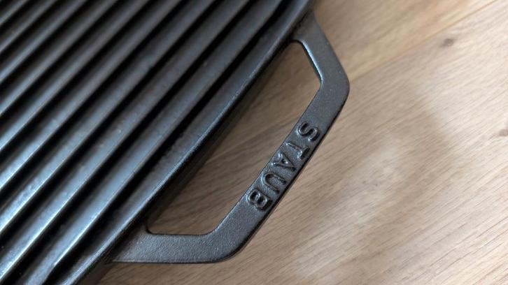 Staub Grillpan Gietijzer zwart 28 cm, Huis en Inrichting, Keuken | Potten en Pannen, Zo goed als nieuw, Koekenpan of Braadpan