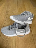 Nike sneakers, Kleding | Dames, Schoenen, Nike, Ophalen of Verzenden, Grijs, Sneakers of Gympen
