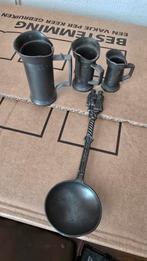 Tinnen kannetjes, bruidslepel en een kaarsenstandaard, Ophalen