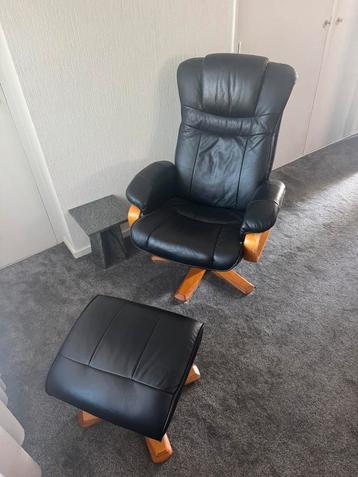 Zwarte fauteuil beschikbaar voor biedingen