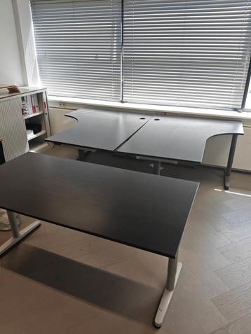 Mooie grote bureaus (voor weinig) beschikbaar voor biedingen