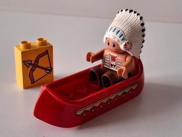 Duplo indiaan in kano.  Met pijl en boog beschikbaar voor biedingen